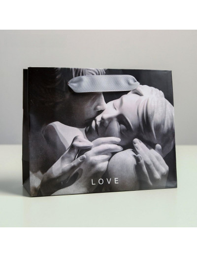 Маленький бумажный подарочный пакет LOVE - 15 х 12 см.