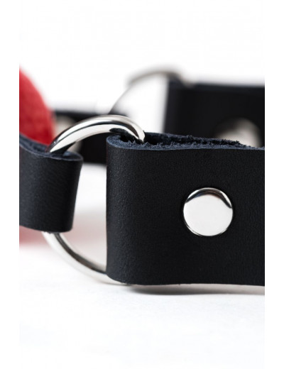 Красный кляп-шарик на черном регулируемом ремешке